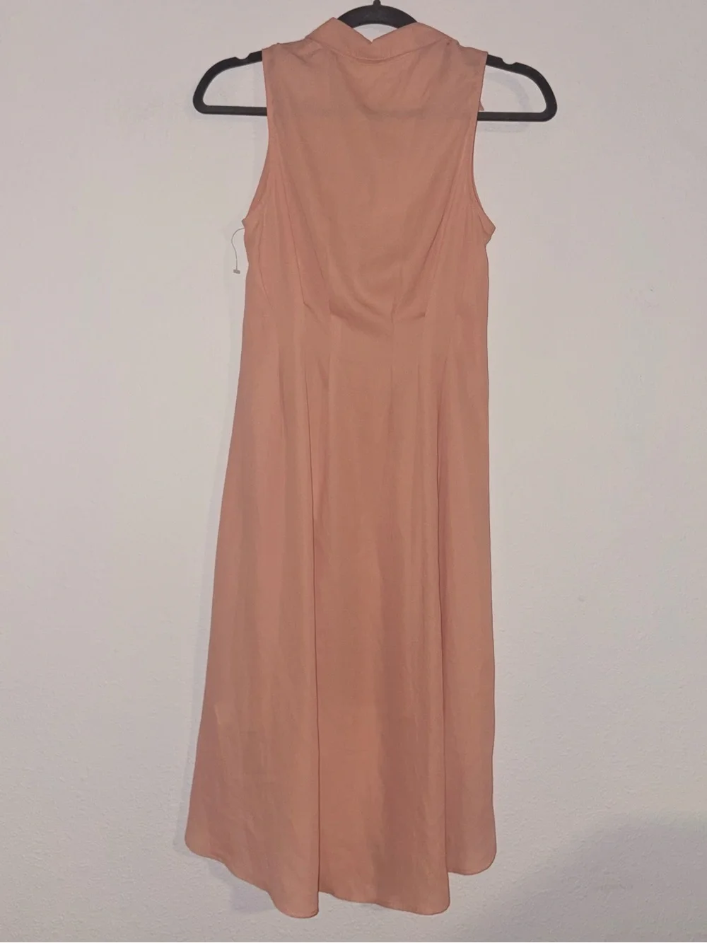 Doe & Rae Sleeveless Button-Front High-Low Dress in Peach